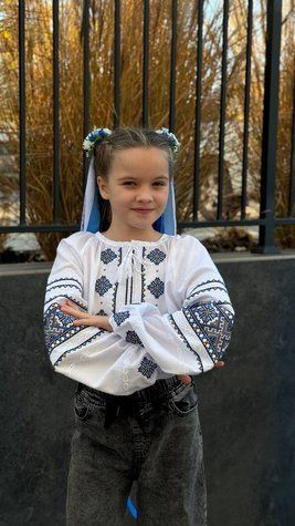 Сорочка для дівчинки "Хортиця" біла з жовто-блакитним орнаментом 15174-140 фото