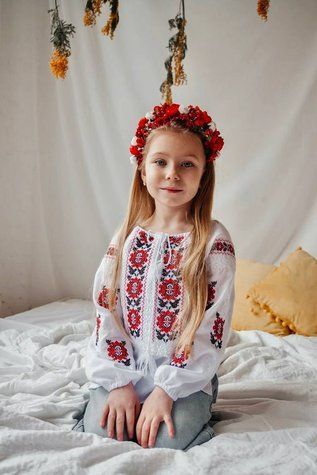Сорочка для дівчинки "Шарм" на білому полотні із червоно-чорним орнаментом 15131-116 фото