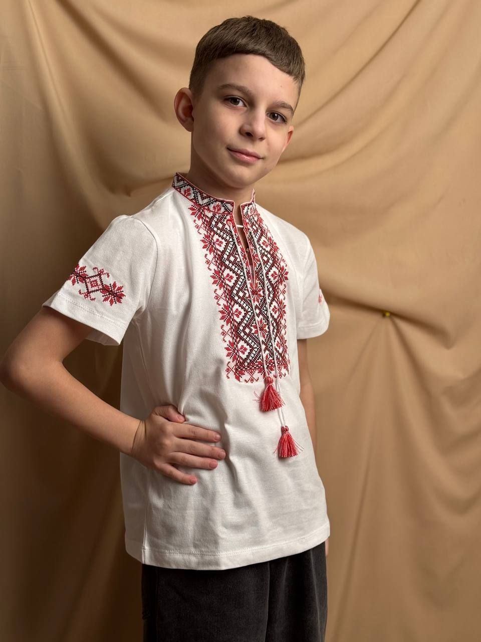 Футболка для хлопчика Зорянчик біла з червоно-чорним орнаментом
