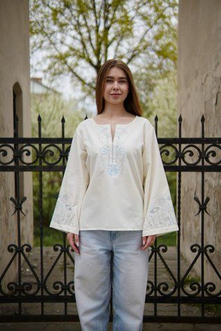 Жіноча блуза молочна з блакитною вишивкою