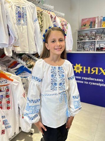 Сорочка для дівчинки "Кокетка" на білому полотні з блакитним орнаментом 15146-122 фото