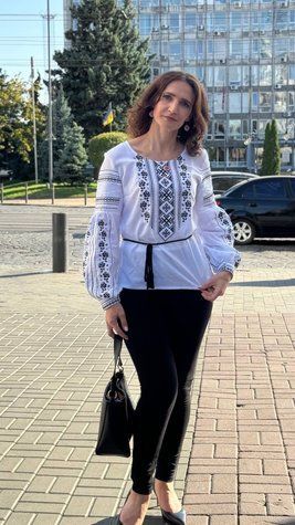 Жіноча вишиванка "Шляхетна" біла з чорним орнаментом 12165-48 фото