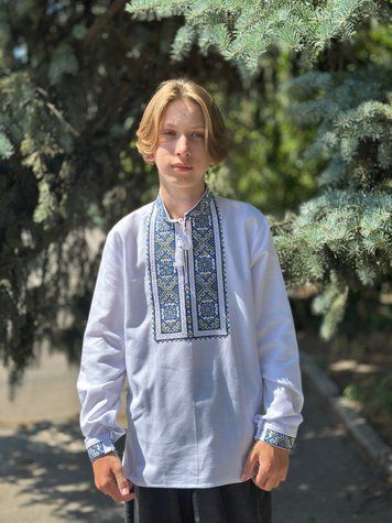 Boy&rsquo;s embroidered shirt &ldquo;Hetman&rdquo; in white with yellow and blue embroidery