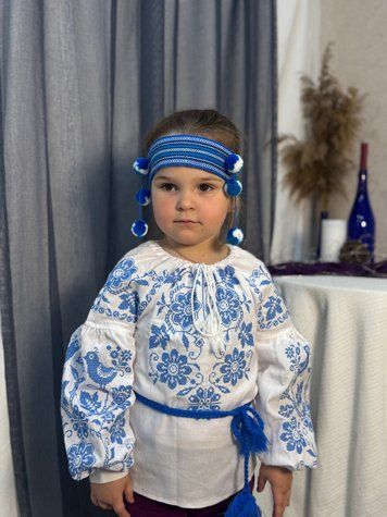 Сорочка для дівчинки "Веснянка" біла з блакитним орнаментом 15143-116 фото