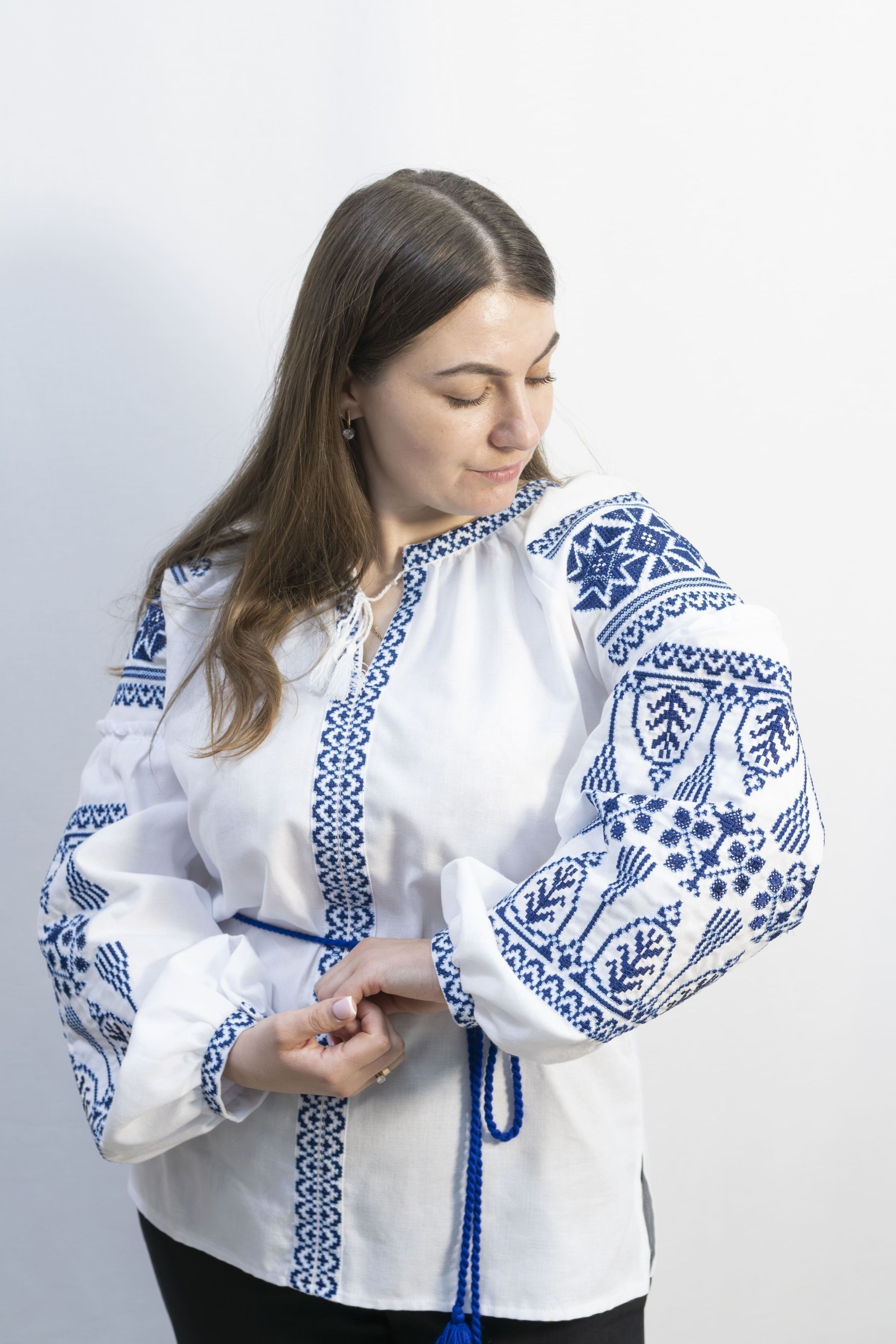 Жіноча сорочка "Елегант" біла з темно-синьою вишивкою