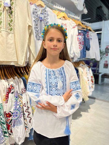 Сорочка для дівчинки "Волинська" на білому полотні з блакитним орнаментом 15149-116 фото